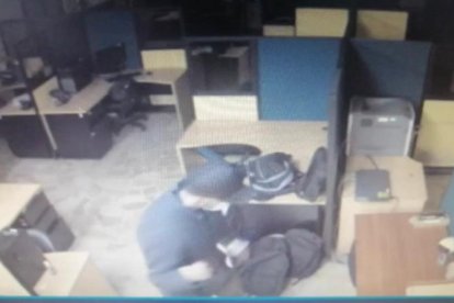 El sujeto cometió el robo en la cuarta planta.