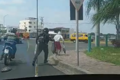 Los antisociales sacaban el pescado del vehículo.