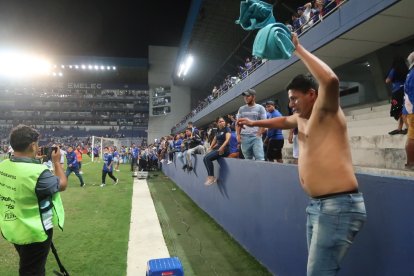 En el duelo ante Independiente del Valle, en la fecha 2 de la segunda etapa de la LigaPro, cientos de hinchas azules invadieron la cancha.