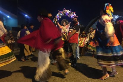 Integrantes del Grupo Folclórico Internacional Nueva Esperanza en una danza en homenaje al Divino Niño.