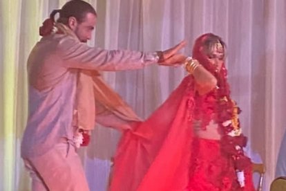 Chynthia Viteri y Juan Carlos Váscones en un ritual hindú