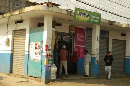 Dos sujetos entraron a la tienda de la víctima para arrebatarle dinero y productos.