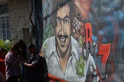 En varias paredes de la ciudad existen grafitis con dibujos con la firma de la organización criminal.