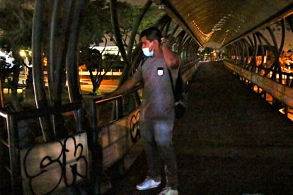 Los peatones caminan con miedo a lo largo de los extensos pasos peatonales que se observan apagados hace varios años. Algunas zonas se encuentran vandalizadas.