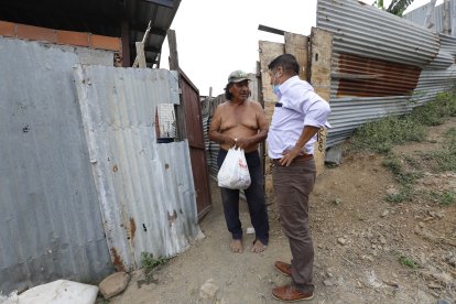 Don Óscar siempre se alegra cuando ve llegar a su ángel, no solo por los víveres que le lleva, también por su compañía.