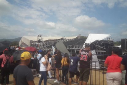 Los asistentes al Festival de la Música Internacional por las fiestas de Chone, en Manabí, vieron como se desplomó el escenario.