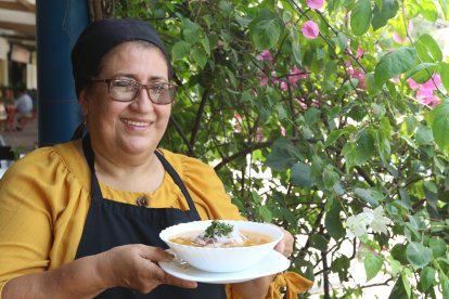 Doña Mercedes vende su encebollado acompañado con chifles y jugo de naranja a cinco dólares hace 15 años.