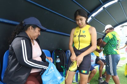 Jessenia López es una madre que llegó desde Machala con su campeona, Kristel Ramón. Apoya en todo a su hija.
