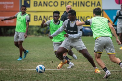 John Jairo Cifuente se alista para ser titular con Barcelona, en el duelo ante 9 de Octubre.
