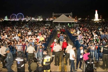 CNCO no se presentó en Chone, tras desplomarse la tarima. A pesar que se arregló el grupo no salió por