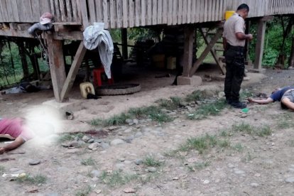 Al pie de una casa fueron hallados los cuerpos sin vida de tres ciudadanos, en Chone.