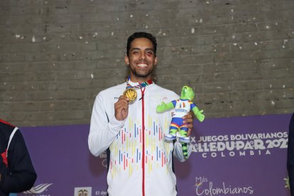 José Acevedo terminó con moretones, pero feliz, tras colgarse el único oro de Ecuador en el kumite -84 kg