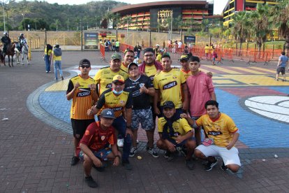 Hinchas de Barcelona desde Naranjal que llegaron para el partido ante 9 de Octubre.