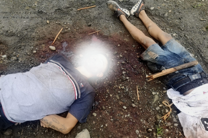 Los cadáveres tenían huellas de haber sido torturados. Además, tenían heridas causadas, aparentemente, por machetazos