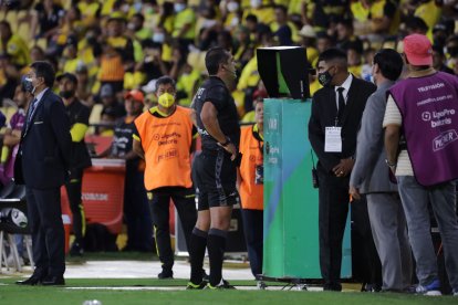 Roddy Zambrano se dedicó a ver el VAR como si fuera serie de televisión.