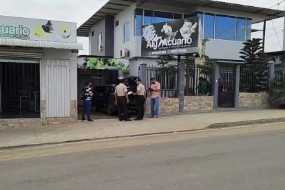 A balas no dejaron salir de una vivienda a un hombre, cuyo cuerpo quedó en el interior de un vehículo color negro.