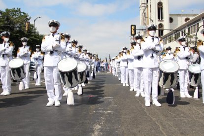 El desfile cívico-estudiantil estuvo marcado por la protección ante la COVID. Cerca de 3.000 estudiantes participaron de la celebración.