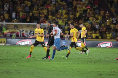 Roddy Zambrano fue cuestionado por demorarse cuando revisó el VAR.