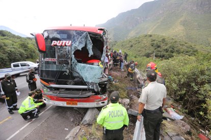 El bus quedó virado en la orilla de la carretera. Unas vallas metálicas evitaron que cayera a la quebrada.