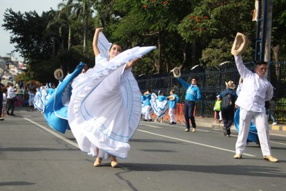 Los agasajos a la urbe porteña continuaron este lunes con desfiles. La jornada festiva cerrará con la sesión solemne municipal, en el parque Centenario.