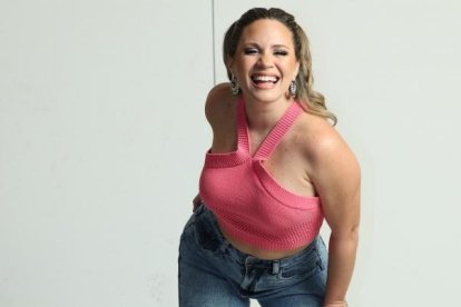 A la cantante y vocalista de Rewind le cuesta hablar en público, pero cuando se trata de cantar, nadie la para.