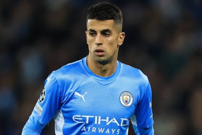 El defensor portugués fue fichado por el club inglés por una suma estimada de 65 millones de euros.