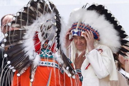 El papa pidió perdón por la "cizaña" en la Iglesia que discriminó a indígenas