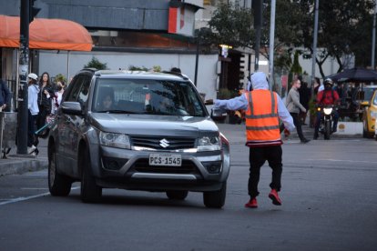 Cuando un auto sale, los cuidadores se acercan enseguida para cobrar la tarifa. Esta varía entre el dólar hasta los cinco dólares.