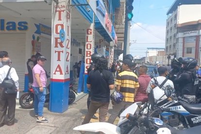 En pleno centro de Portoviejo atacaron a balas a Ronal Lino.