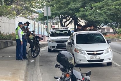 El vehículo blanco en el que se transportaba el hombre quedó con el parabrisas frontal averiado.