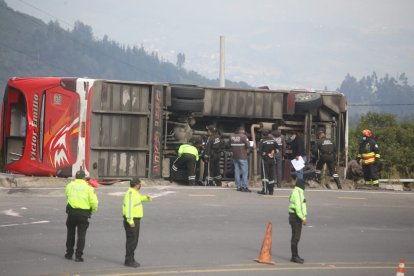 El accidente se produjo en el kilómetro 8 de la vía Pifo Papallacta, conocido como la curva de la muerte.