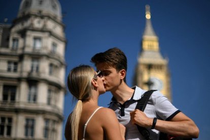 El beso romántico importado del Este pudo extender el herpes labial en Europa