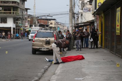 Los asesinos de Gilson Miching lo siguieron hasta matarlo. Quedó sobre la calzada.