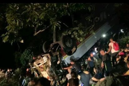 El automotor en el cual se movilizaban más de 80 pasajeros quedó volcado.