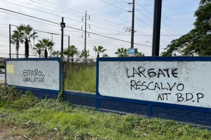 En los exteriores del complejo de Emelec se colgaron mensajes en contra del DT, Ismael Rescalvo.