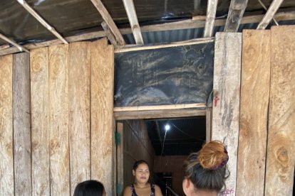 Jenifer Troya y sus dos hermanas que le ayudaron a salvar la vida.