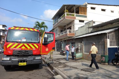 Al sitio llegaron unidades bomberiles para combatir el fuego.