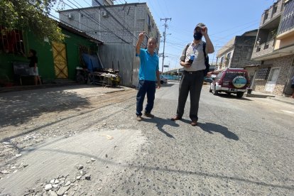 William Gorotiza y Alfaro Bazante aseguran que no soportan más tiempo con las calles dañadas. Ellos piden ayuda.