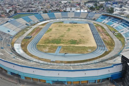 Así lucían la cancha y la pista atlética del estadio Modelo Alberto Spencer durante la gestión de Pierina Correa en Fedeguayas.