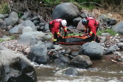 El cadáver del hombre fue rescatado por los miembros del Cuerpo de Bomberos de la zona. Era guardia de seguridad.