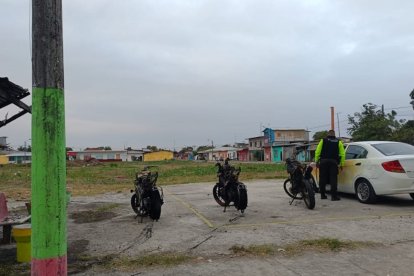 Un carro blanco que estaba cerca a las motocicletas se salvó de las llamas.