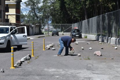 Si alguien mueve las piedras para abrirse paso, los vecinos vuelven a ponerlas para cuidar el espacio.