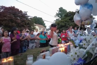 Vecinos colocaron ramos de flores, globos, encendieron velas y oraron frente a la casa de las víctimas