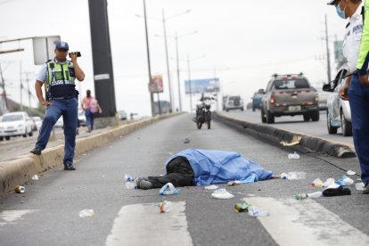 El cadáver del adulto mayor quedó tendido en la calzada.