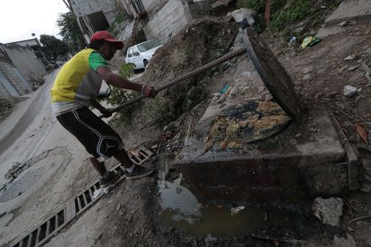 Los moradores tienen que, cada cierto tiempo, evacuar los residuos de las cajas porque estas se 'repletan'.