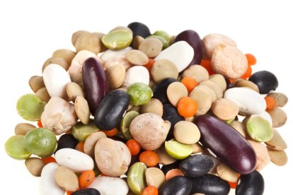 Los garbanzos, frijoles, entre otros granos contienen proteína de origen vegetal.