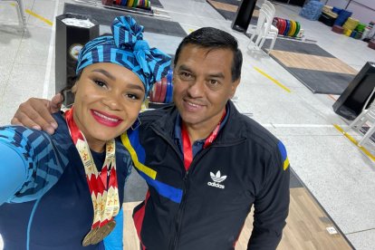 Neisi Dajomes luce las tres medallas que conquistó en el Panamericano. Tuvo el apoyo del entrenador Walter Llerena.