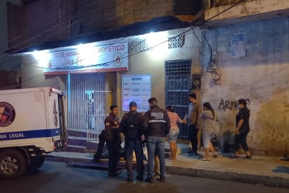 Al sitio llegaron agentes policiales para indagar el caso.