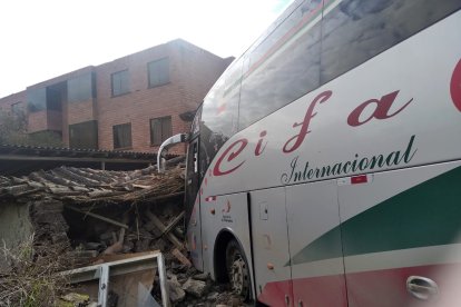 Así quedó el bus en el que se transportaba el equipo orense.