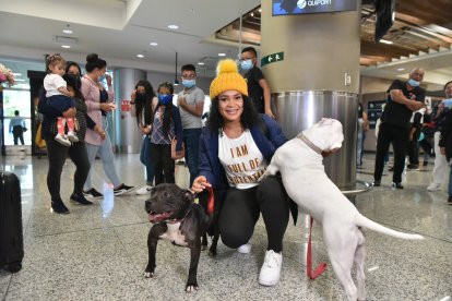 Neisi Dajomes con Katana y Tokio, sus queridas mascotas. La halterista es amante de los animales y vive feliz con sus perritas.